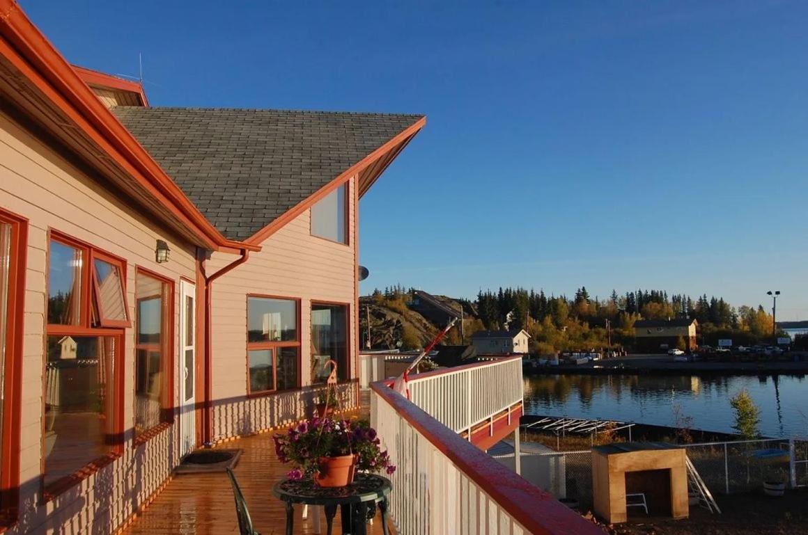 Aurora Bayside Inn Yellowknife Exterior photo