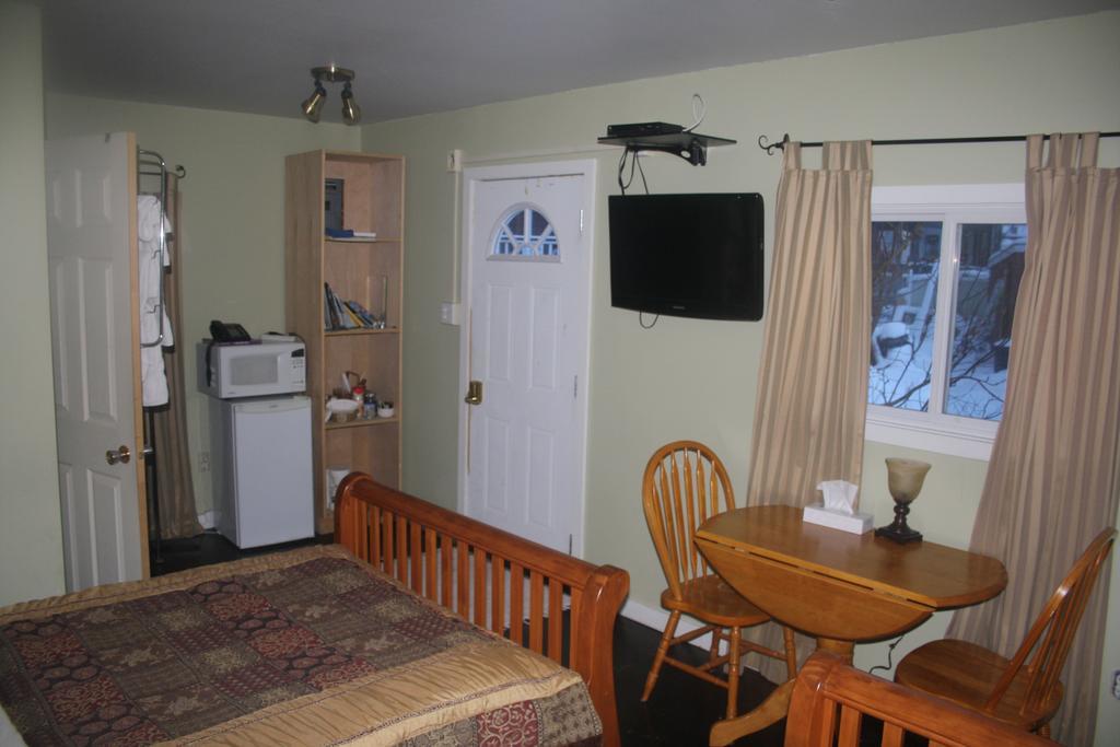Aurora Bayside Inn Yellowknife Room photo
