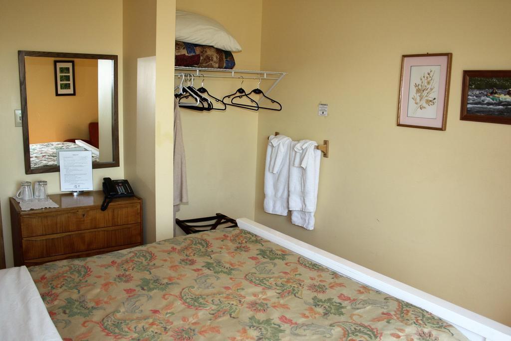 Aurora Bayside Inn Yellowknife Room photo