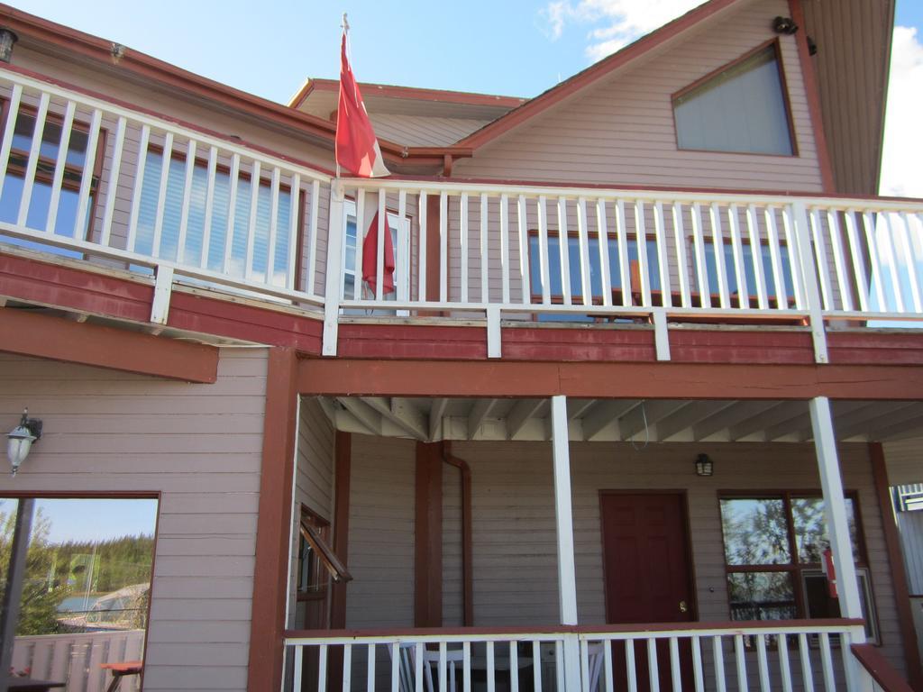 Aurora Bayside Inn Yellowknife Exterior photo