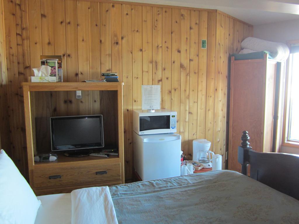 Aurora Bayside Inn Yellowknife Room photo