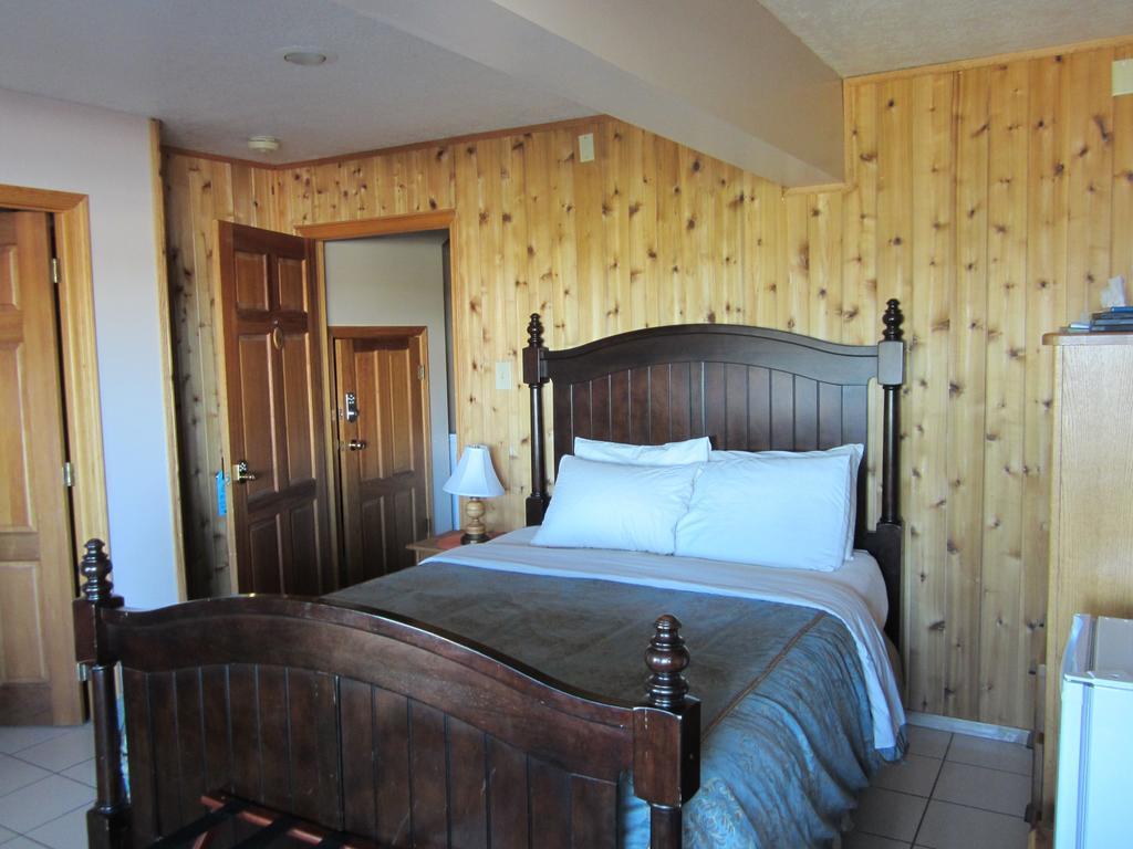 Aurora Bayside Inn Yellowknife Room photo